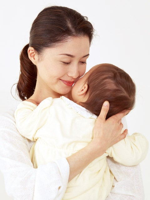 赤ちゃんを抱いているお母さん
