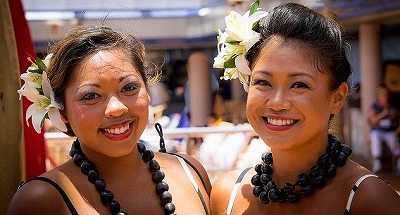 ハワイの女性　ロミロミマッサージ